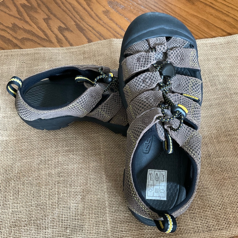 GUC Keen Unisex Sandals, Sz 6